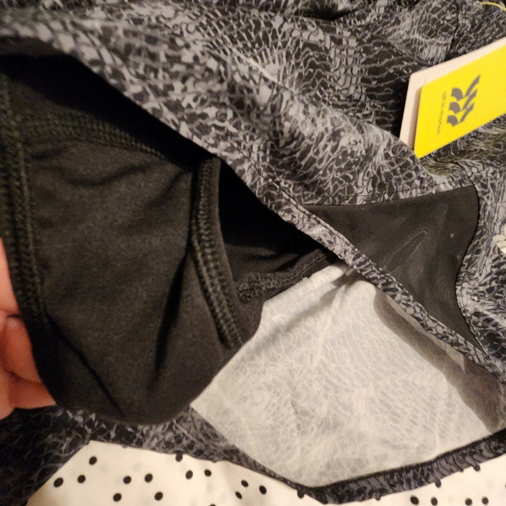 NWT.. Women's shorts - Picture 3 of 12